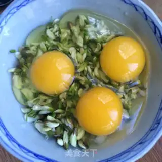 Make Onion bouquet and eggs step 0