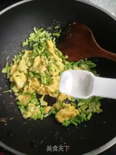 Make Garlic fried eggs step 4