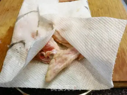 Make New Orleans fried chicken wings step 1