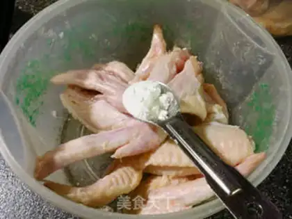 Make New Orleans fried chicken wings step 2