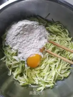 Make Cracker eggcake step 1