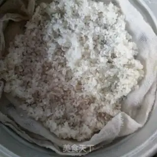 Make Pineapple rice step 1