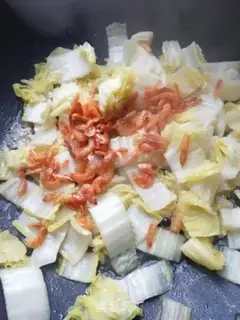 Make Shrimp-covered cabbage step 3