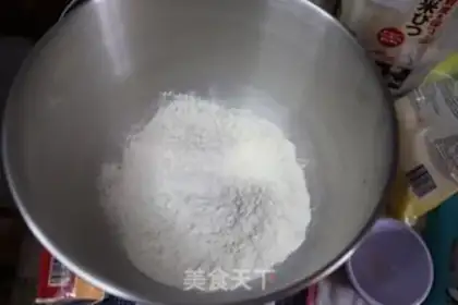 Make A tuna salami coarse pizza step 2