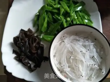 Make Little silverfish fried Dutch beans step 0