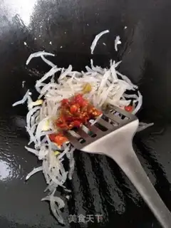 Make Little silverfish fried Dutch beans step 2