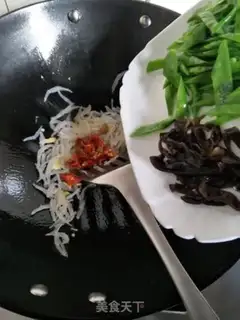 Make Little silverfish fried Dutch beans step 3