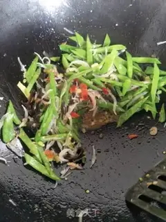 Make Little silverfish fried Dutch beans step 4