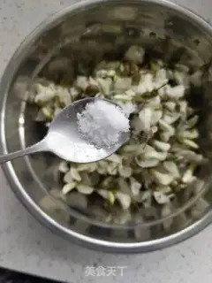 Make Scrambled eggs step 1