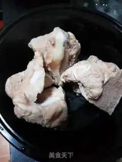 Make Black bean ginger pigbone soup step 0