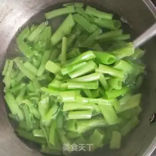 Make Spinach and fried eggs step 1