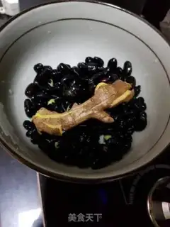 Make Black bean ginger pigbone soup step 1