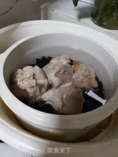 Make Black bean ginger pigbone soup step 2