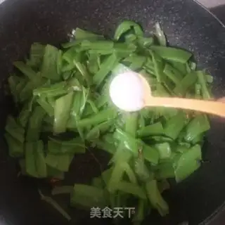 Make Spinach and fried eggs step 4