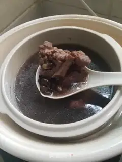 Make Black bean ginger pigbone soup step 4