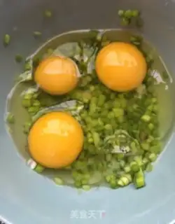 Make Garlic fried eggs step 3