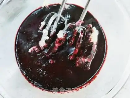 Make Blueberry stake ice cream cake step 10