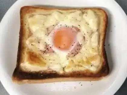 Make Full eggtoast step 2