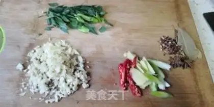 Make 13 fragrances of spicy lobster step 2