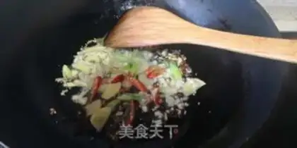 Make 13 fragrances of spicy lobster step 3
