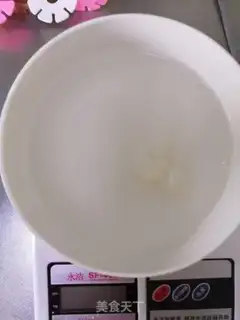 Make Strawberry ice powder step 1