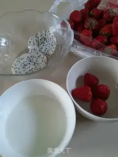 Make Dragonfruit strawberry shake step 0