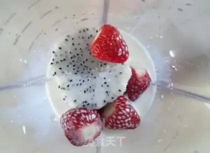 Make Dragonfruit strawberry shake step 1