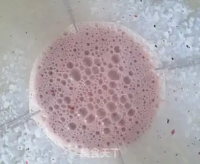 Make Dragonfruit strawberry shake step 2