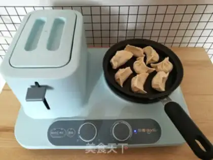 Make Hold on to the omelet step 1