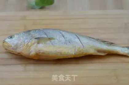 Make Five fragrances of yellowfish step 1