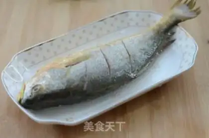 Make Five fragrances of yellowfish step 2