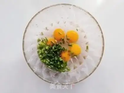 Make Strawhead eggs, skinny broth step 1