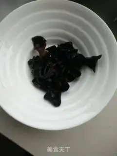 Make Spicy appetizer spinach step 1