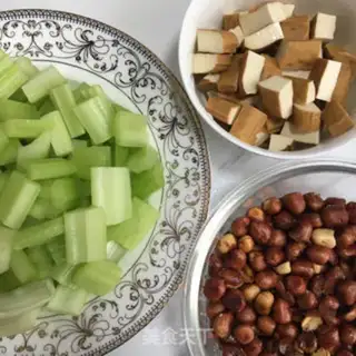 Make Dry peanut rice with celery step 0