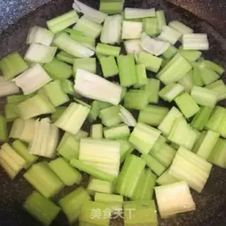 Make Dry peanut rice with celery step 1