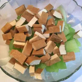 Make Dry peanut rice with celery step 2
