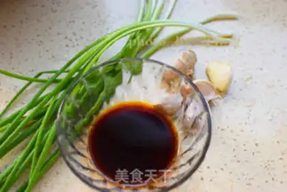 Make Spicy manicure step 1