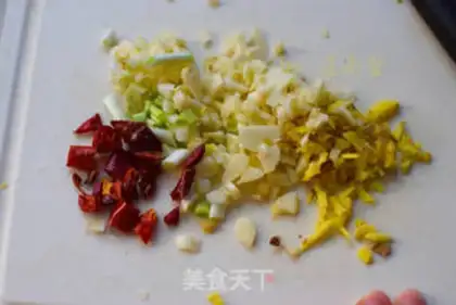 Make Spicy manicure step 2