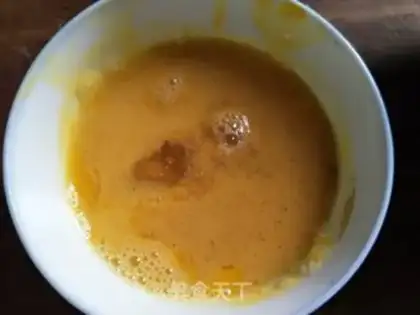 Make Eggs fried beans step 1