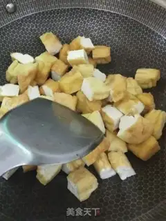 Make Onion fried tofu step 1