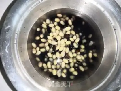 Make walnut peanuts and soy sauce step 1