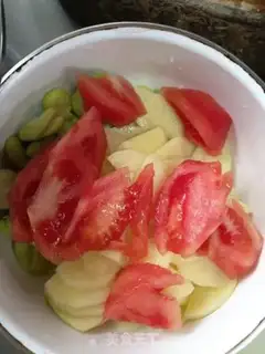 Make Tomato potato petal soup step 1