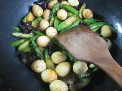 Make Black-mucked quail eggs step 10