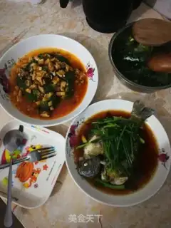 Make Spaghetti ketchup and blue flowers step 2