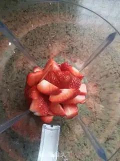 Make Strawberry shakes step 1
