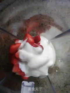 Make Strawberry shakes step 2