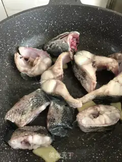 Make Smelt black fish soup step 1