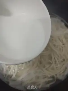 Make Autumn pepper noodles step 1