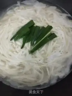Make Autumn pepper noodles step 2