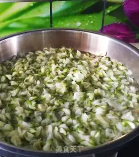 Make Eggs from a flower stand step 2